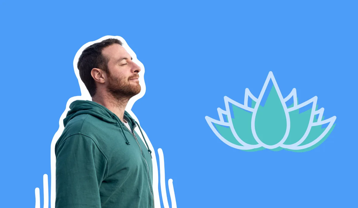 Un homme en sweat à capuche vert, yeux fermés, inspire profondément pour se détendre, devant un fond bleu avec une fleur de lotus stylisée, symbole de relaxation et de bien-être.